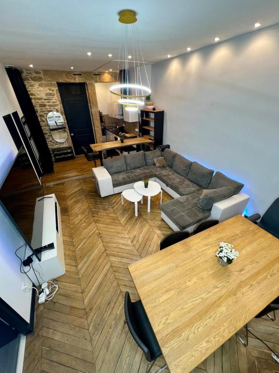 un salon avec un canapé et une table dans l'établissement Superbe appartement silencieux dans l'hyper centre, à Lyon