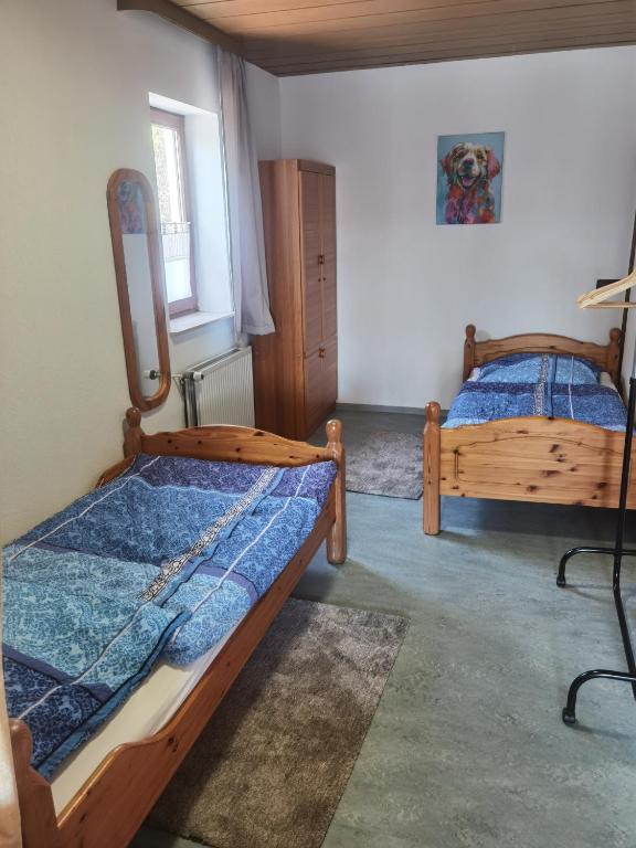 a bedroom with two beds and a window at Ferienwohnung am Backhaus 2 in Weimar
