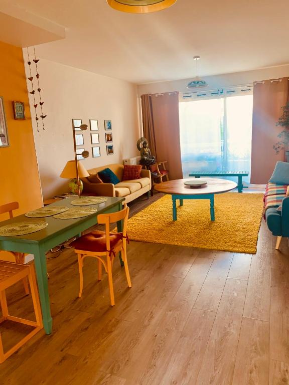 un salon avec une table et un canapé dans l'établissement Chez Florence et Pierre, calme, confort et lumière, à Angers