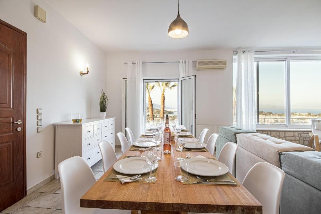 Posezení v ubytování La Vista Residence - 5 BDS, 2 private swimming pools, stunning sea views only 10 minutes from Corfu Town's Centre
