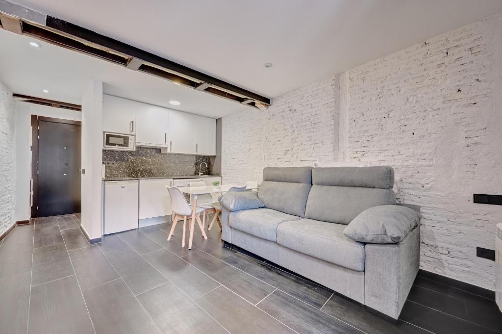 un soggiorno con divano e tavolo di Apartamentos Vinomium by Clabao a Logroño