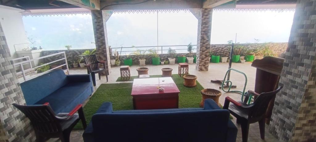 Istumisnurk majutusasutuses Cactus cafe & Surya Stay