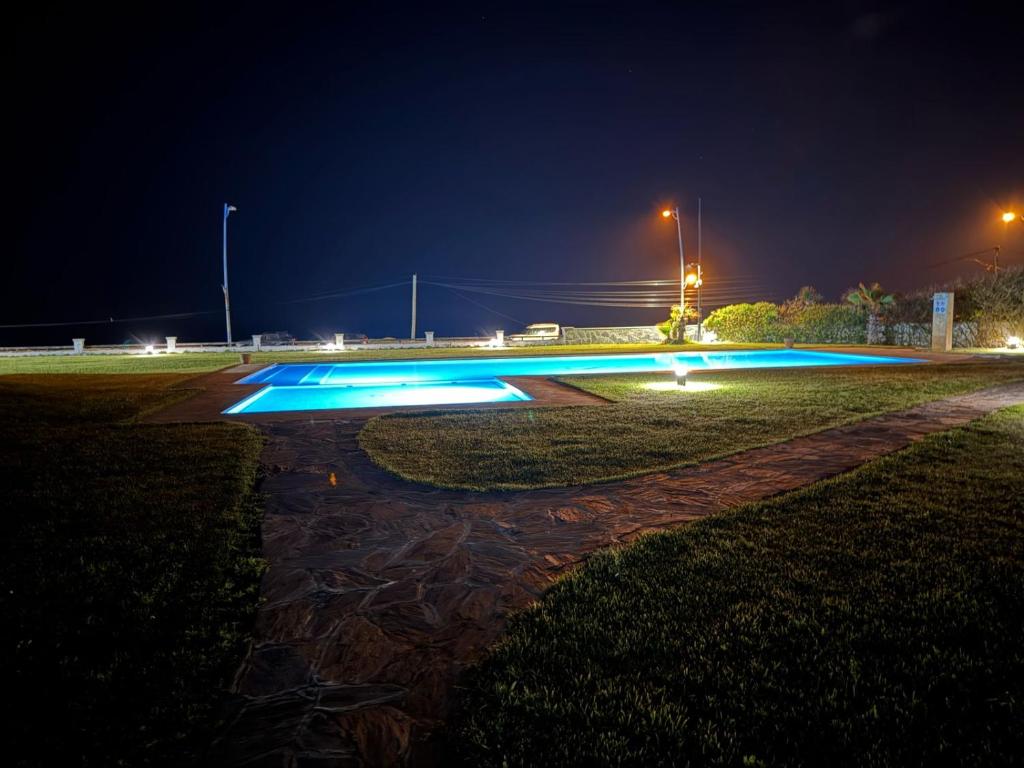 ein Skatepark, der nachts mit blauem Licht beleuchtet wird in der Unterkunft Appartement à Dar bouaaza in Tamaris