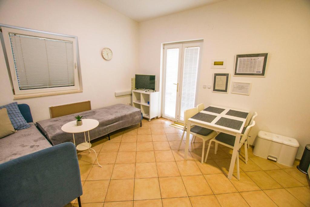 Televízia a/alebo spoločenská miestnosť v ubytovaní Apartments Josip