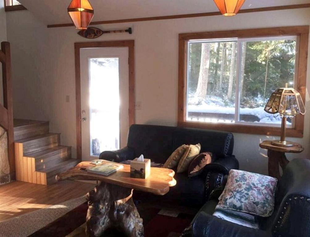 Istumisnurk majutusasutuses Cozy Forest Cabin for Eight Guests near Olympic National Park in Washington