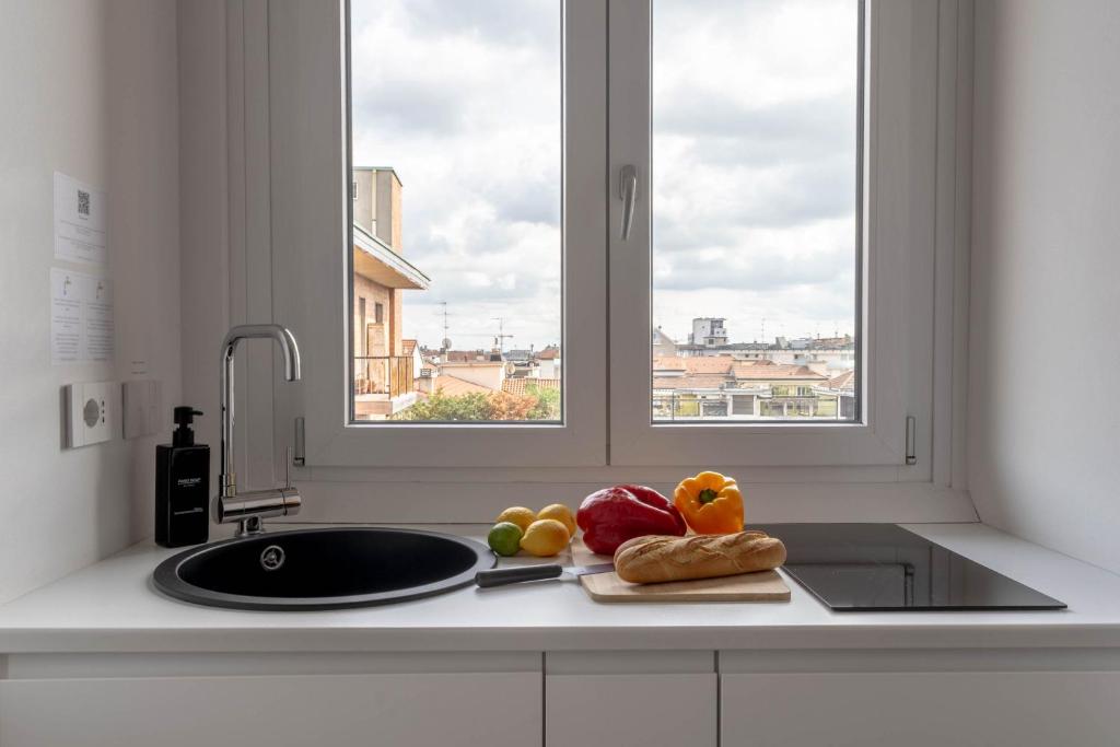 A kitchen or kitchenette at Design Suite 39 - Metropolitana M4 - Aeroporto Linate