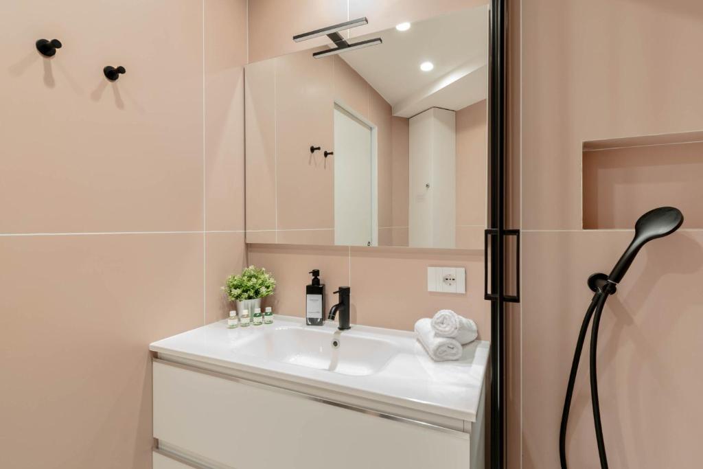 A bathroom at Design Suite 39 - Metropolitana M4 - Aeroporto Linate
