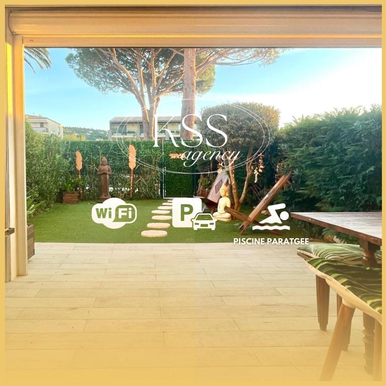 un panneau dans la fenêtre d'une maison dans l'établissement Appt 27m2 - parking - wifi - clim - piscine, à Roquebrune-sur Argens