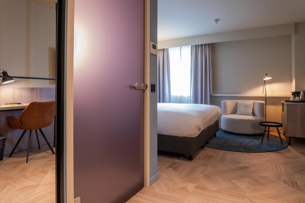Uma cama ou camas num quarto em Golden Tulip Leiden Centre