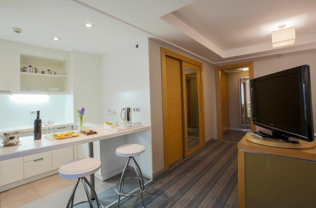 TV a/nebo společenská místnost v ubytování Housez Suites & Apartments Special Class