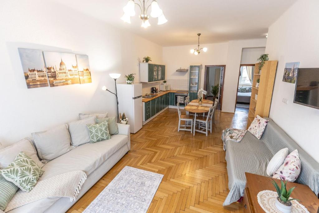 Kuchyňa alebo kuchynka v ubytovaní Riverside Balcony Apartment with view to Danube