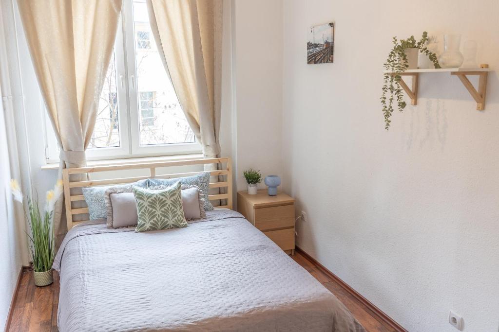 Posteľ alebo postele v izbe v ubytovaní Riverside Balcony Apartment with view to Danube