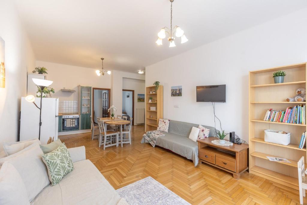 Kuchyňa alebo kuchynka v ubytovaní Riverside Balcony Apartment with view to Danube