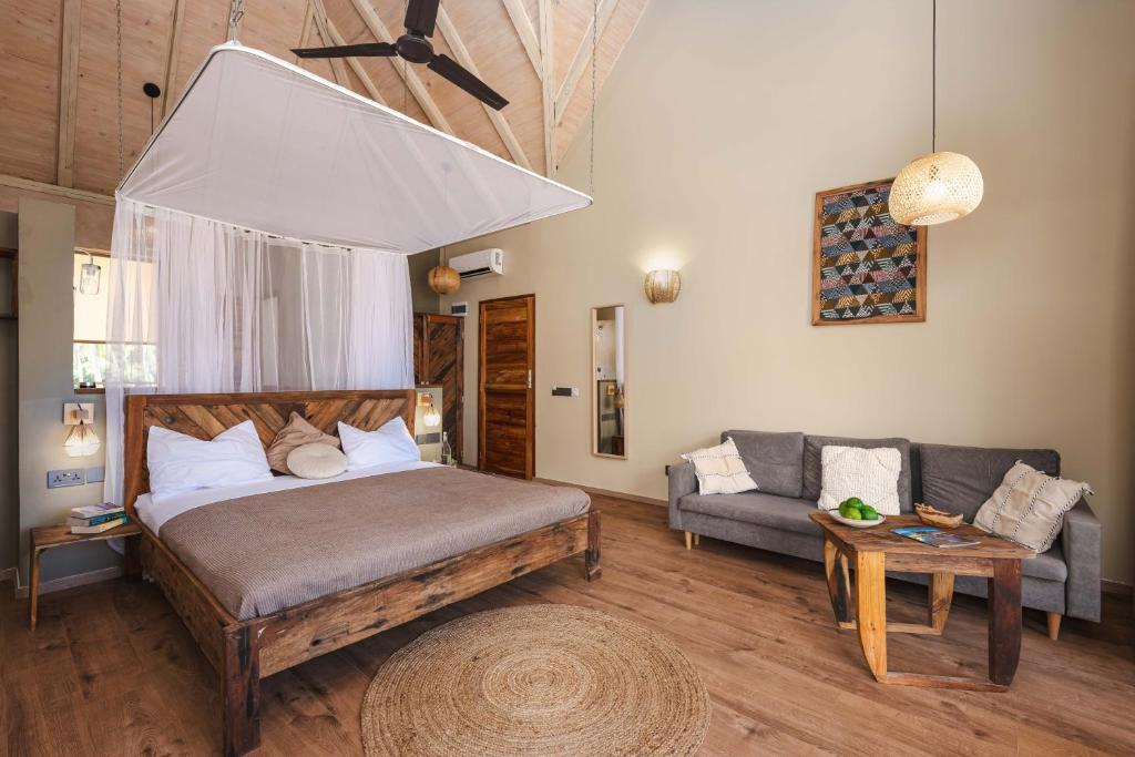 Postel nebo postele na pokoji v ubytování Clove Island Essence & Spa