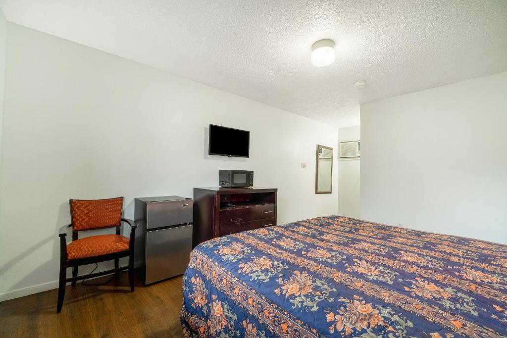 Budget Inn By OYO Palestine TX Hwy 79 - Kingsize Bed Roken