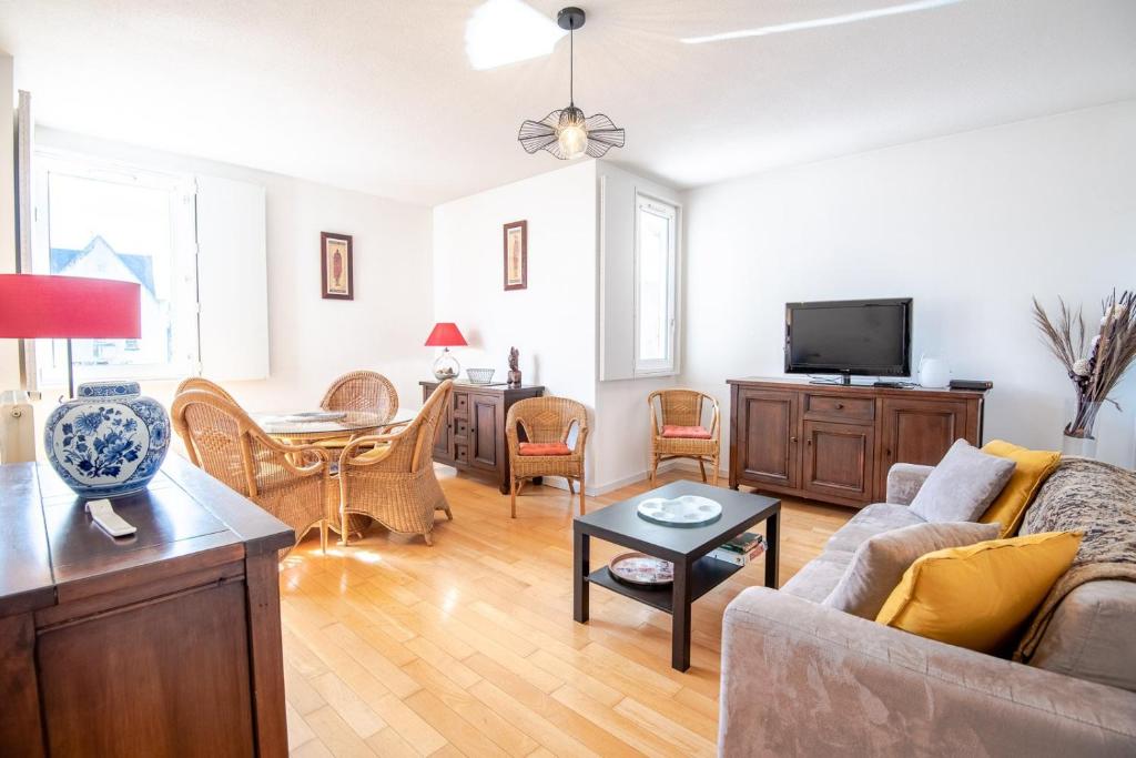 un salon avec un canapé et une table dans l'établissement La Monnaie du Vieux Tours, à Tours