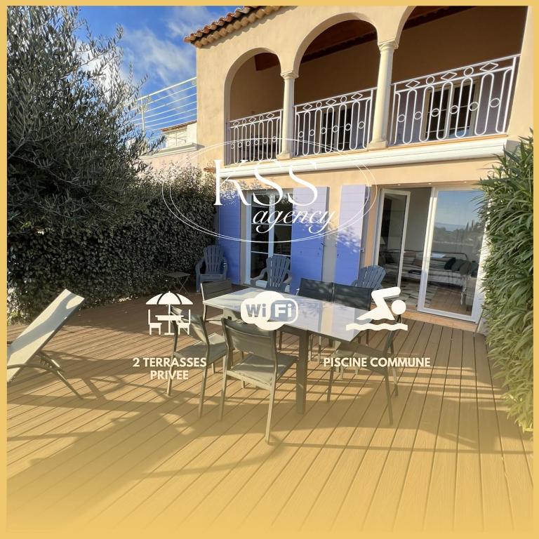 une maison avec une table et des chaises sur une terrasse dans l'établissement Appt 87m2 - 3 étoiles - parking - wifi - clim - piscine, à Roquebrune-sur Argens