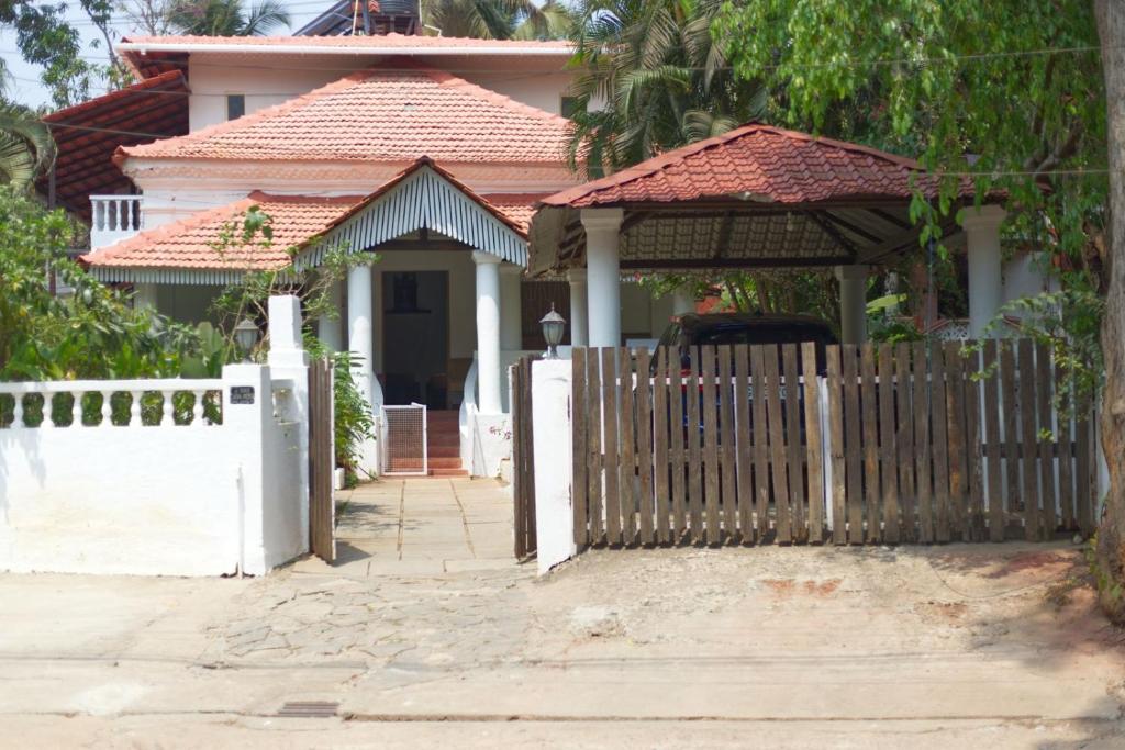 Vera Dune في كاندوليم: منزل به بوابة خشبية وسياج