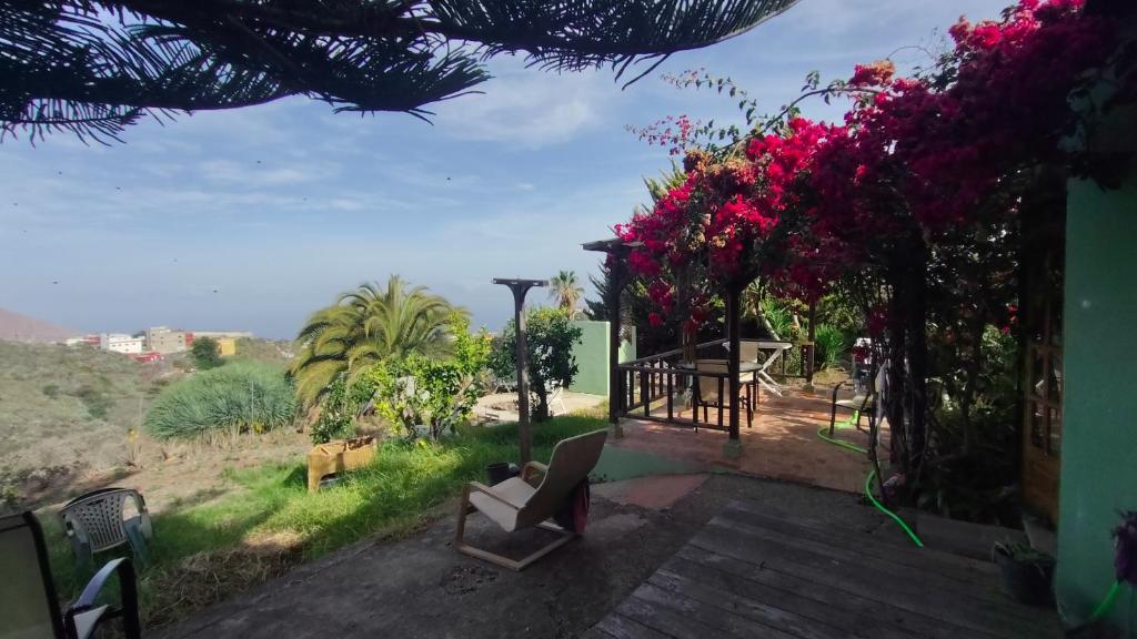 a house with flowers on the side of it at The Good Vibes Home in Hoya de Pineda