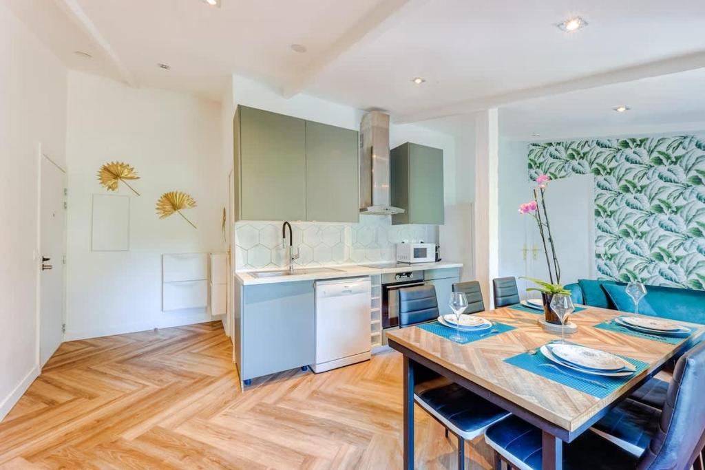 a kitchen and dining room with a table and chairs at Le Casenave - Very quiet and comfortable in Chennevières-sur-Marne