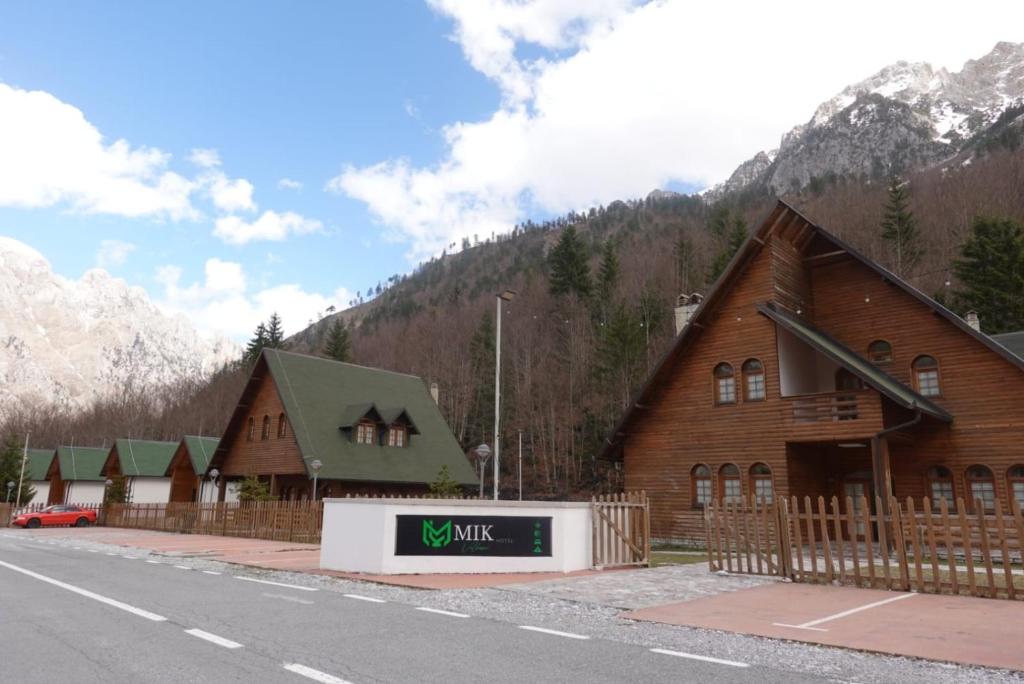 Nespecifikovaný výhled na hory nebo výhled na hory při pohledu z hotelu