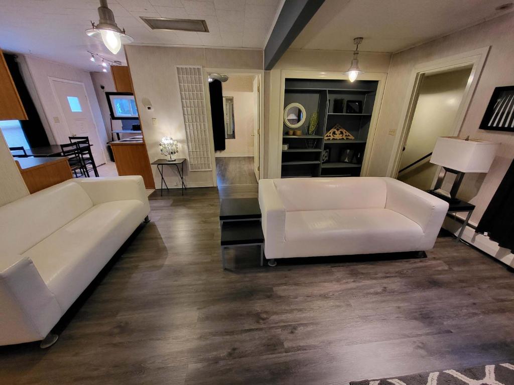 ein Wohnzimmer mit zwei weißen Sofas in einem Zimmer in der Unterkunft Suites On Chocolate - The Annville Cottage in Annville