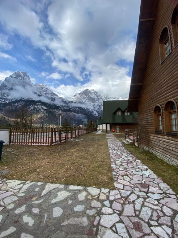 Nespecifikovaný výhled na hory nebo výhled na hory při pohledu z hotelu