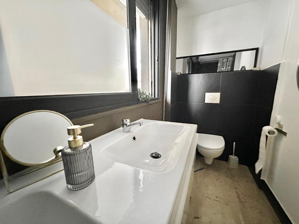 Kúpeľňa v ubytovaní #Elevator #balcony #ensuite #Queen bed #double sink #tiny bathtub and a #Kitchenette #parking free area #Athens