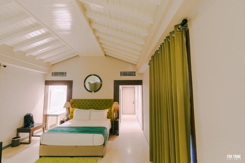 Postel nebo postele na pokoji v ubytování Earl's Regent Negombo