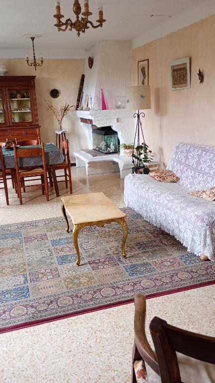 un salon avec un canapé et une table dans l'établissement Aix en Provence, à Aix-en-Provence