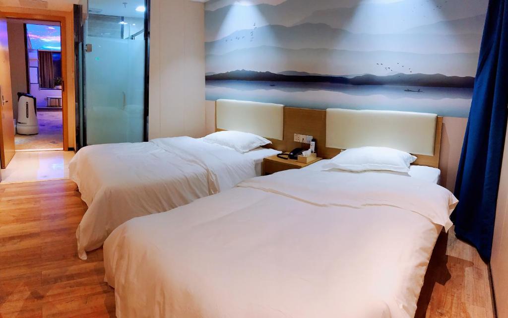 Postel nebo postele na pokoji v ubytování Longxiang intelligent Hotel