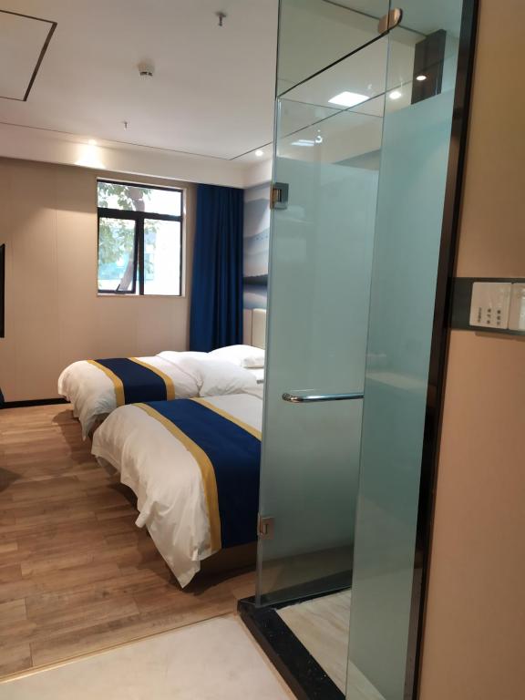 Postel nebo postele na pokoji v ubytování Longxiang intelligent Hotel