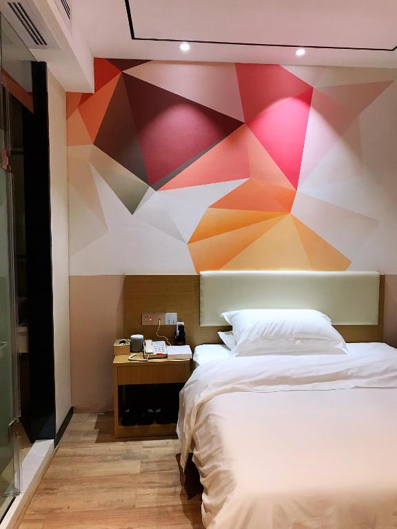 Postel nebo postele na pokoji v ubytování Longxiang intelligent Hotel