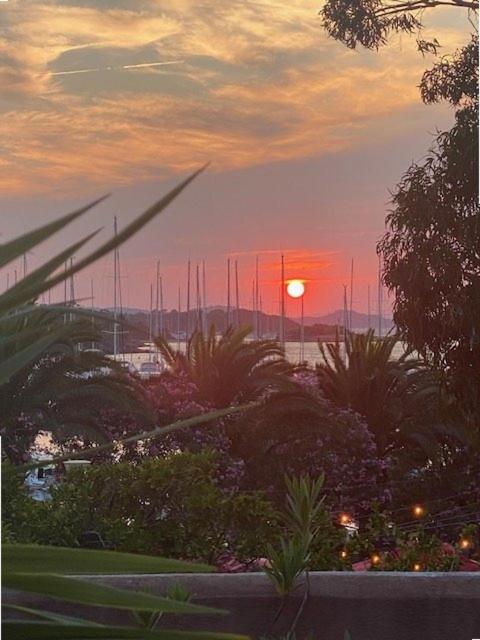 un coucher de soleil sur un port au loin dans l'établissement Incroyable T3 vue mer avec magnifique terrasse, à Porquerolles