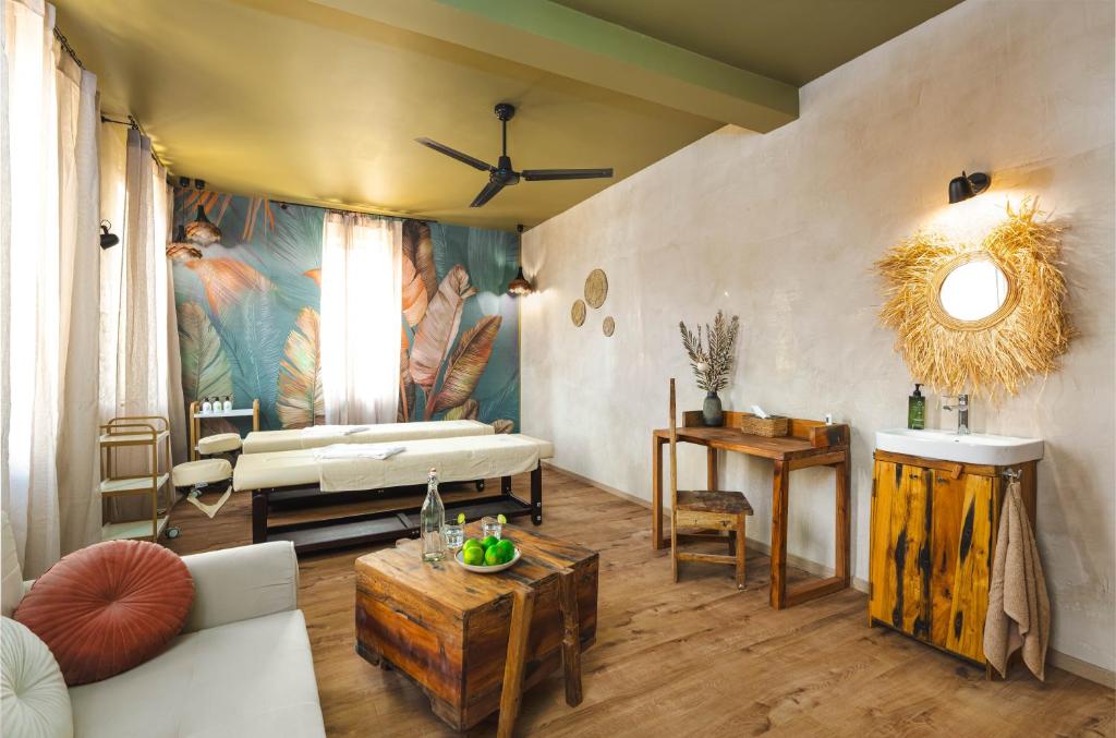 Postel nebo postele na pokoji v ubytování Clove Island Essence & Spa