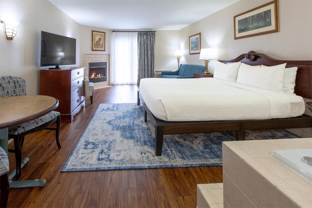 Кровать или кровати в номере Music Road Resort Hotel and Inn