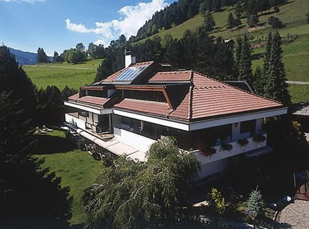 an aerial view of a house with a roof at B&B Villa Pattis in Vipiteno