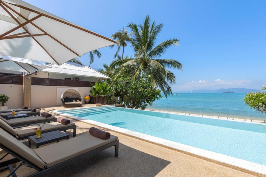 Bazén v ubytování Bacaya Beachfront Villa nebo v jeho okolí