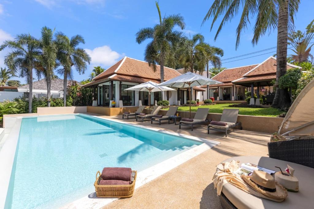 Bazén v ubytování Bacaya Beachfront Villa nebo v jeho okolí