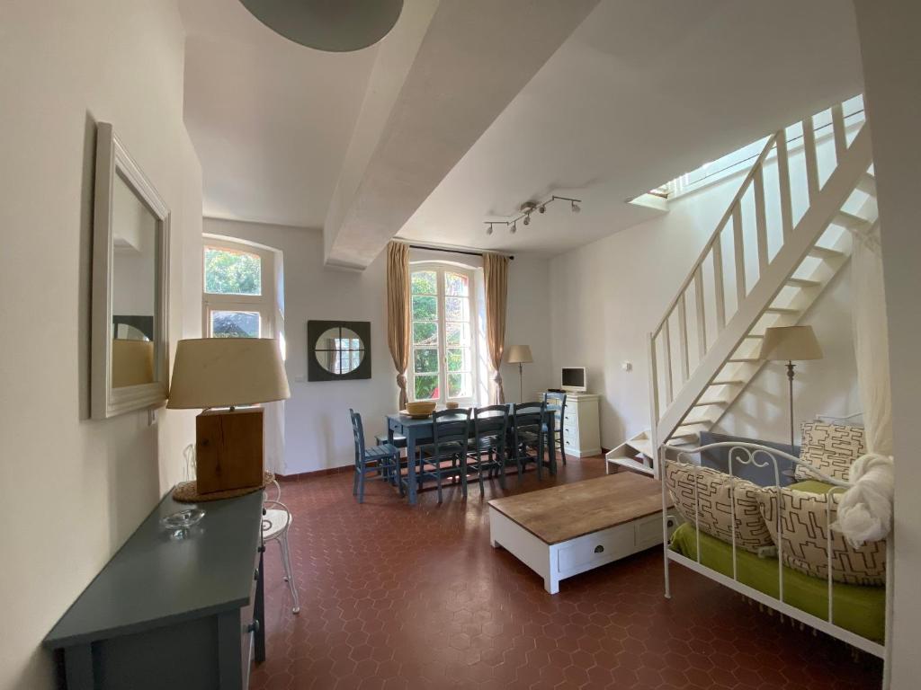un salon avec un canapé et une table dans l'établissement Villa en duplex a 50m des falaises Sud de Porquerolles, à Porquerolles