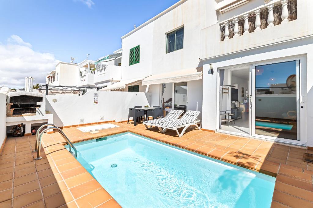 Bazén v ubytování Home2Book Charming Private Pool Puerto del Carmen nebo v jeho okolí