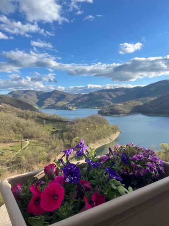un mazzo di fiori su un balcone affacciato su un lago di Paradiso sul lago a Valle Verde