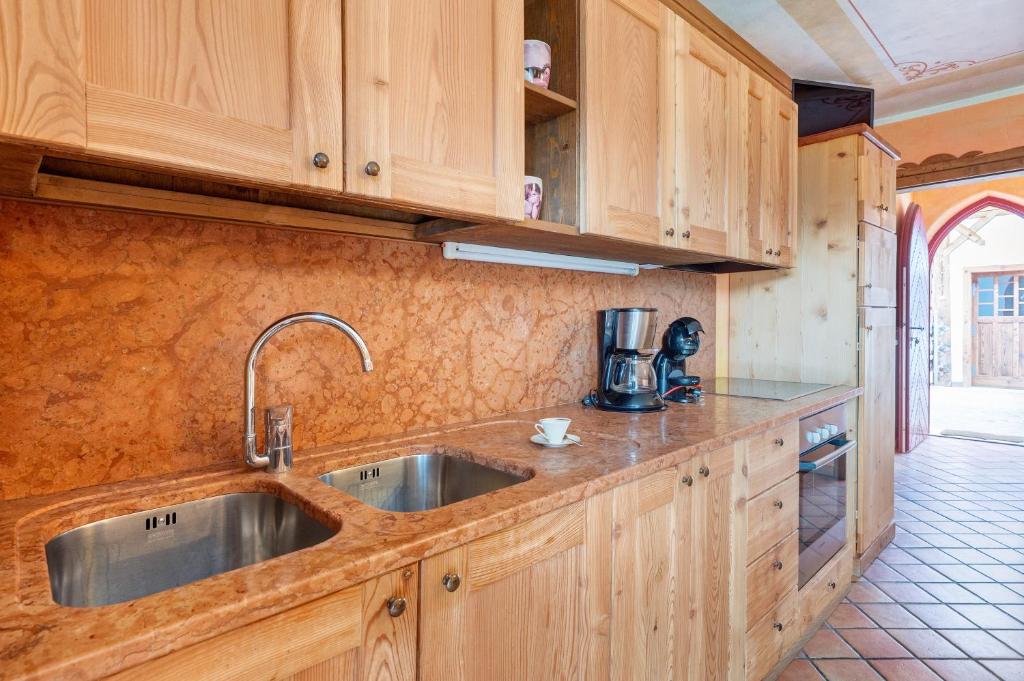 Kuchyň nebo kuchyňský kout v ubytování Agriturismo Alpenvidehof