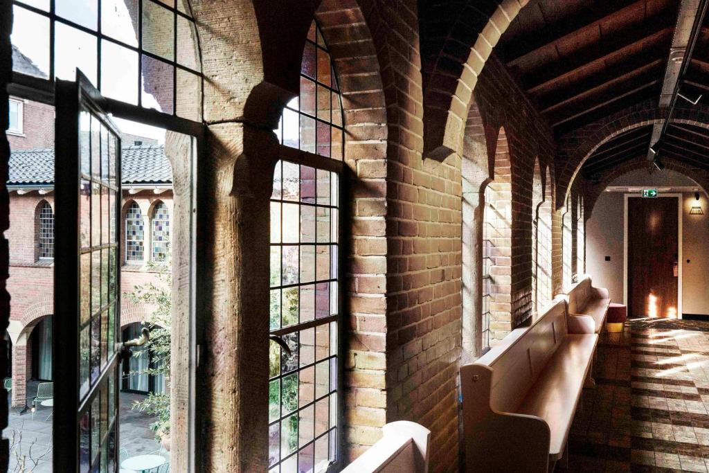 The Anthony - Resim 23