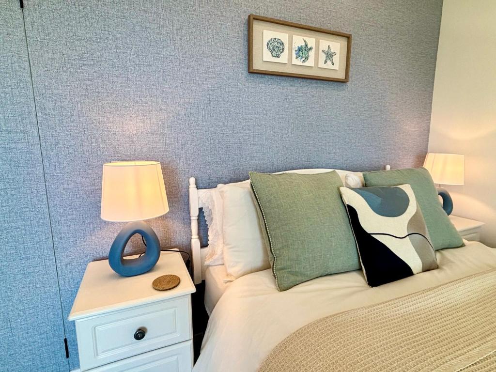 Postel nebo postele na pokoji v ubytování Ocean View Guestrooms
