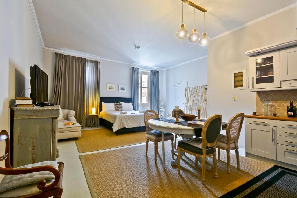 Un pat sau paturi într-o cameră la Liston Pied A Terre, Corfu Centre