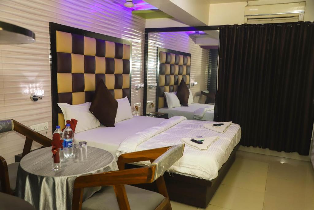Postel nebo postele na pokoji v ubytování Hotel Jayesh Inn