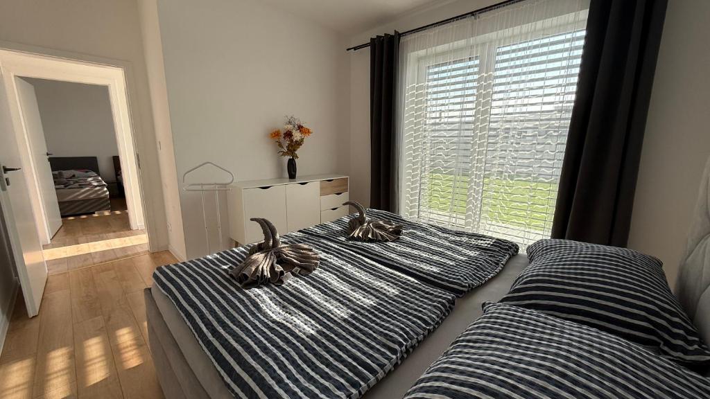 Postel nebo postele na pokoji v ubytování Klimatizovaný Apartmánový dom, s vírivkou, 1B