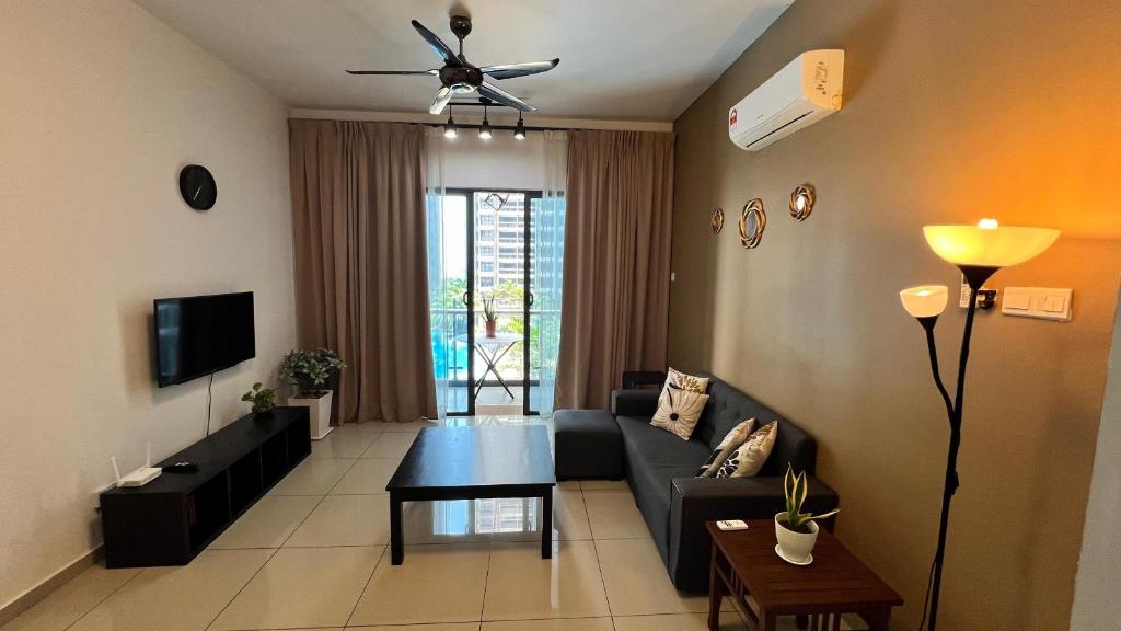 马六甲Happy Home @ Atlantis Residences [Pool View]的客厅里有一张沙发和一张桌子。