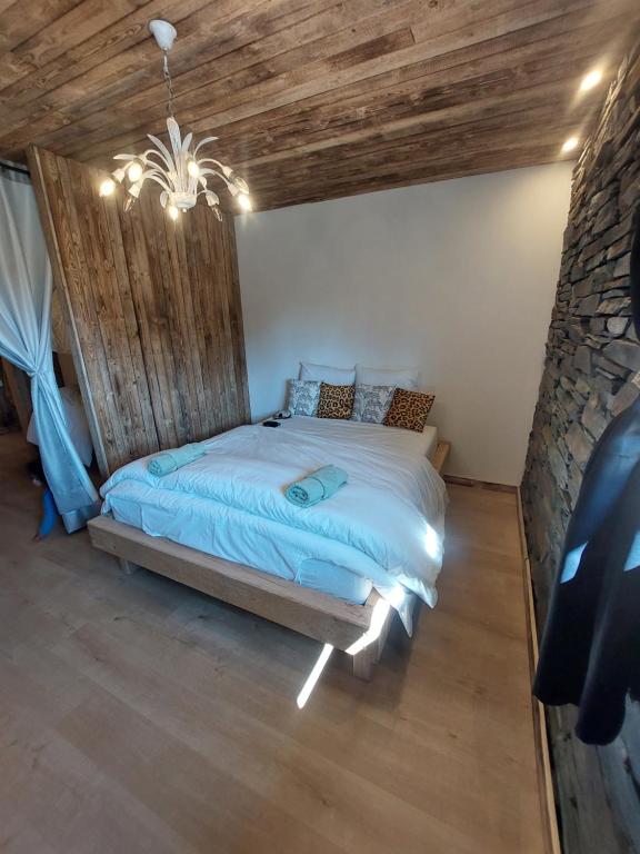 Postel nebo postele na pokoji v ubytování Le châtelain de Bouillon
